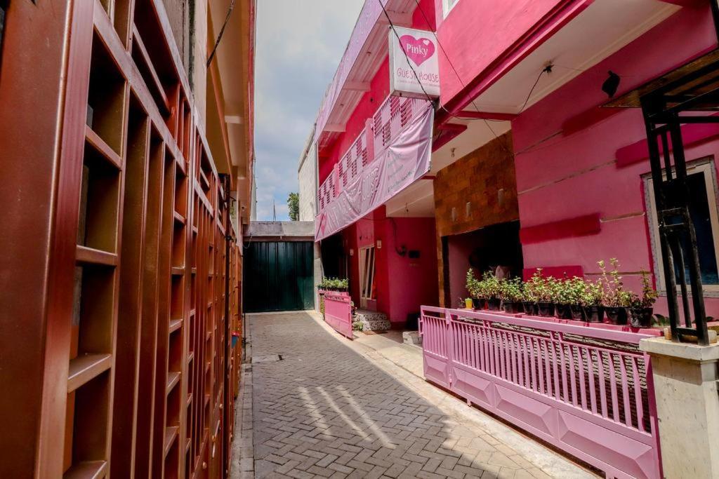 Pinky Guest House Batu Batu  Exterior photo