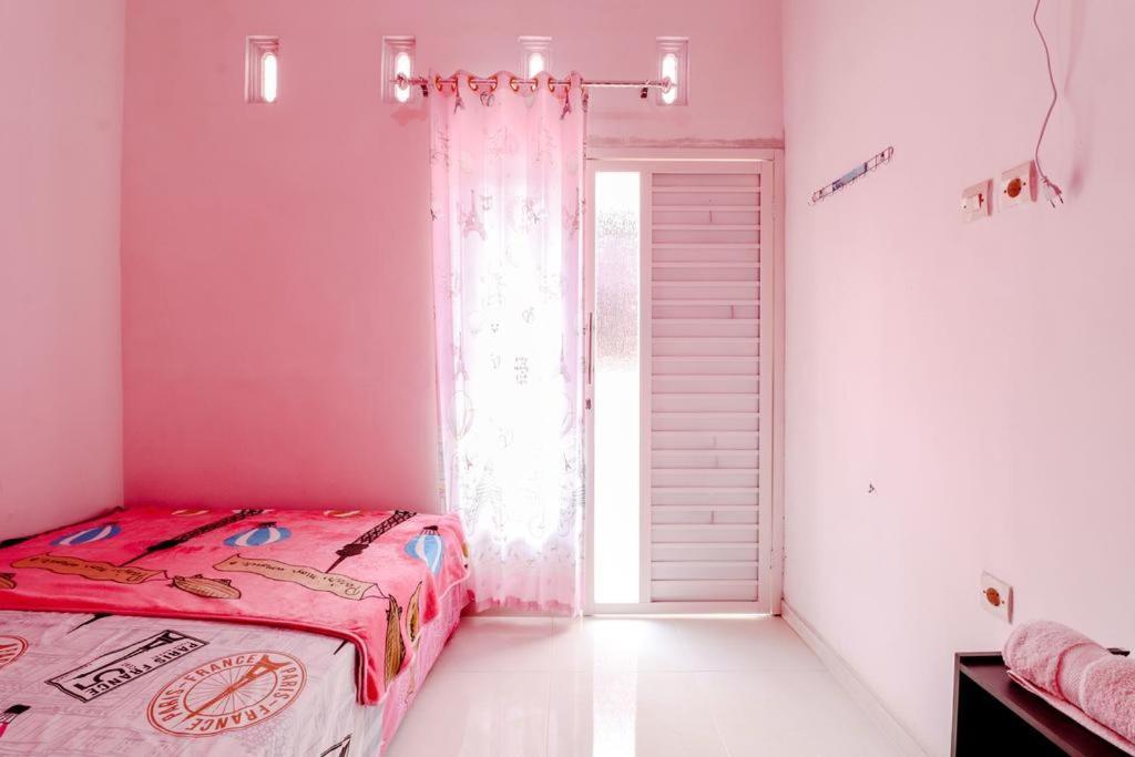 Pinky Guest House Batu Batu  Exterior photo