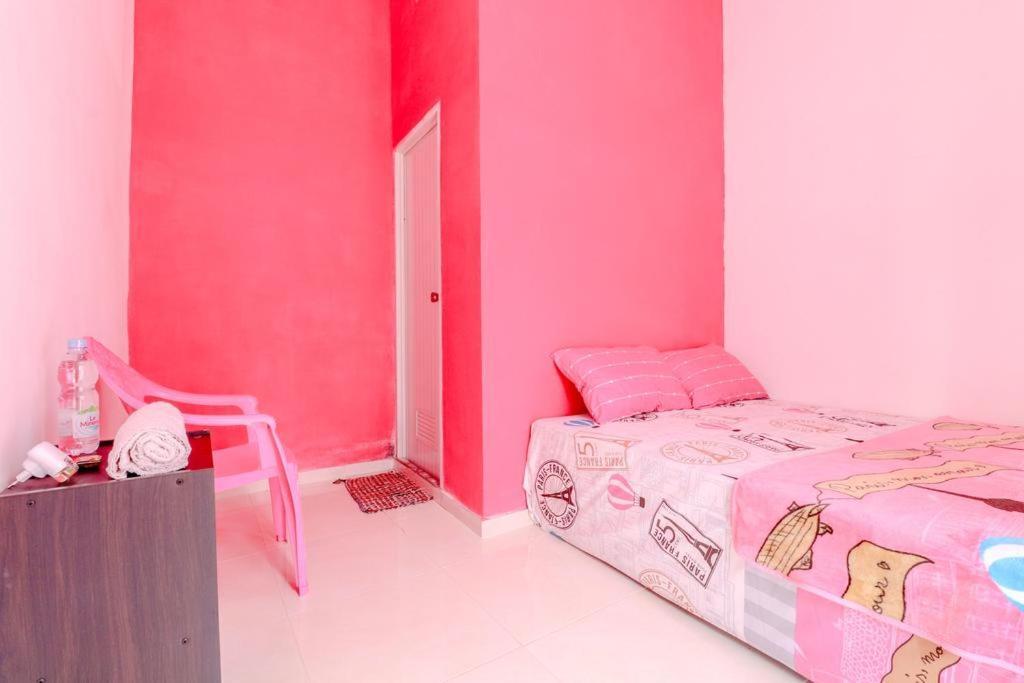 Pinky Guest House Batu Batu  Exterior photo